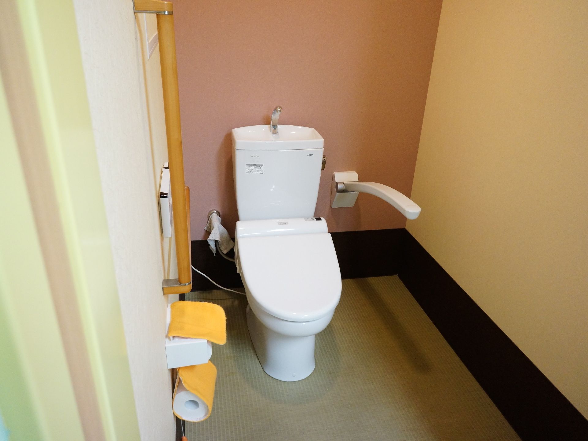 洋式トイレは奥行きがあるので、車椅子の方でも楽にご利用になれる。また、介助も行い易いという特徴がある。