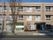 アパートのような外観の建物。各部屋に窓がついている。一階に医療施設が併設されている。扉は引き戸になっている。