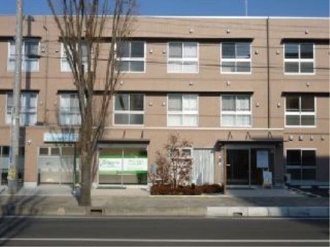 １階の玄関入口横にクリニックも入居している３階建ての施設