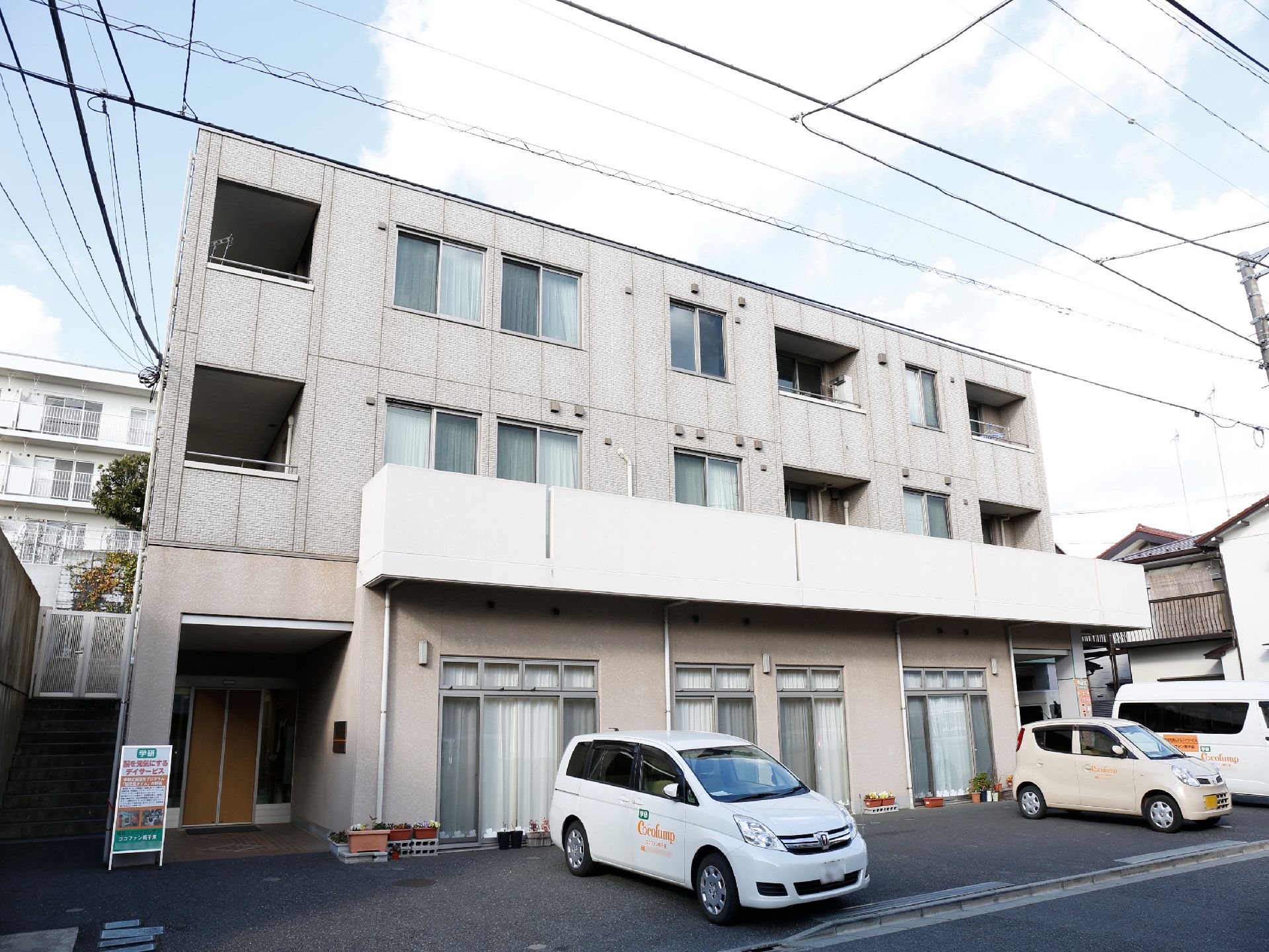「ココファンレイクヒルズ」の外観。利便性がよく自然も豊か。
