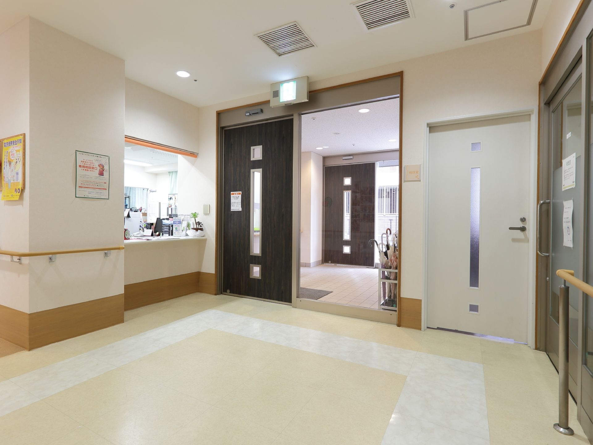 入口には頑丈なドアがあり、頭上には徘徊にも気づける人感センサーがついている。左手には受け付けもあるので、不要な外出がないよう管理されている。