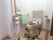 立ち上がり用の手すりや呼び出しベルのついたトイレとなっている。清潔に保つため、便座周辺のマットや便座上のシートも備え付けてある。