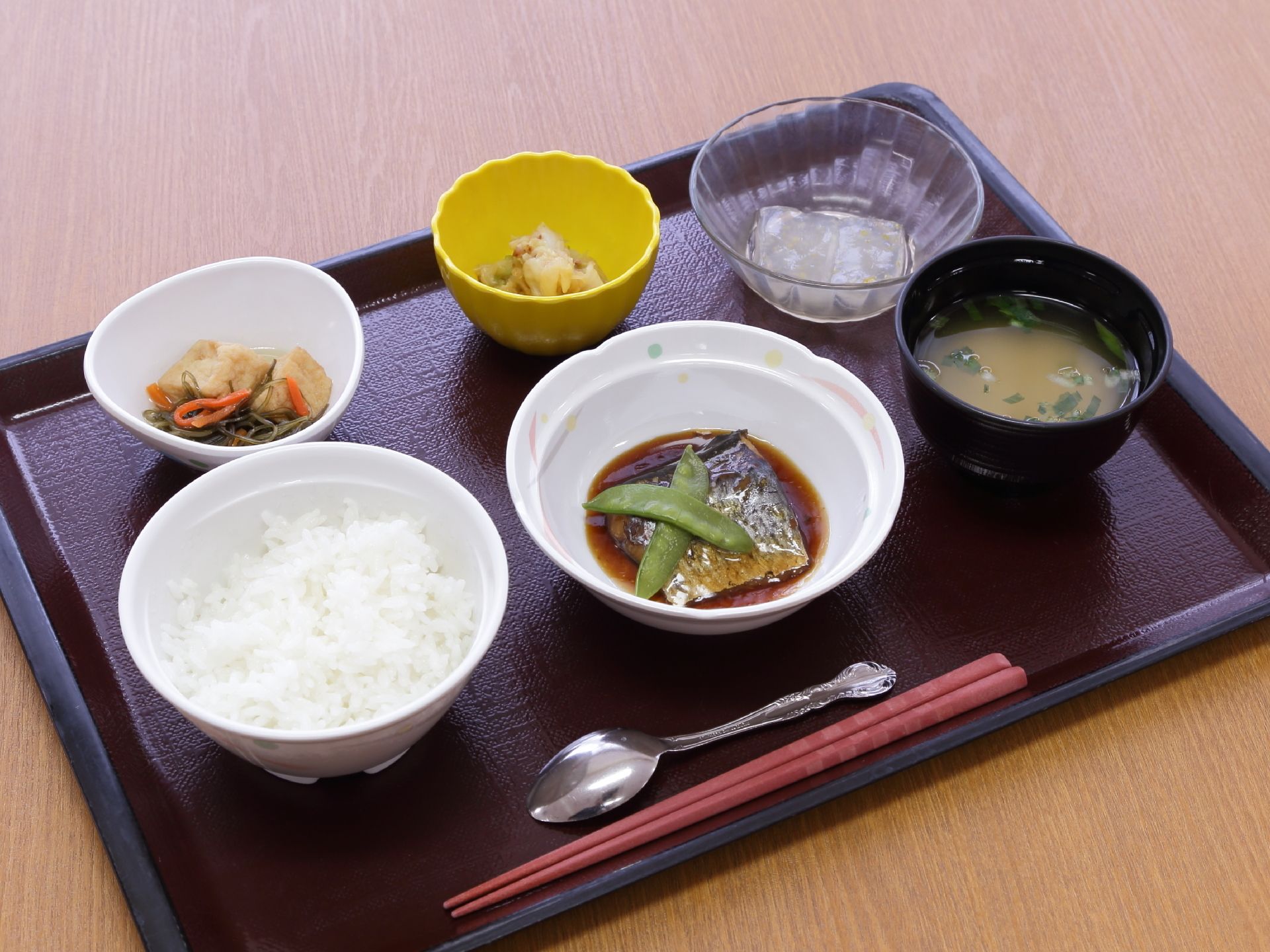 彩り豊かな食事サンプルである。利用者の健康や栄養バランスを考えて、一品一品、一食一食を心を込めて作っている。