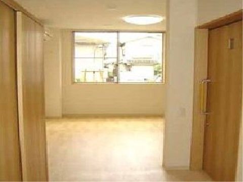 正面突き当りに窓がある。床が薄い色のフローリングで、部屋全体は明るい雰囲気。入って右手に引き戸式扉のトイレがある。
