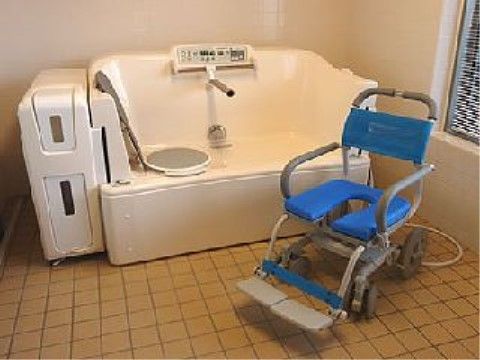 座位で入る特殊浴槽。車椅子から水平に移動する。浴槽内には手すりと腰を乗せる回転台が付いており、体勢を変えやすい。