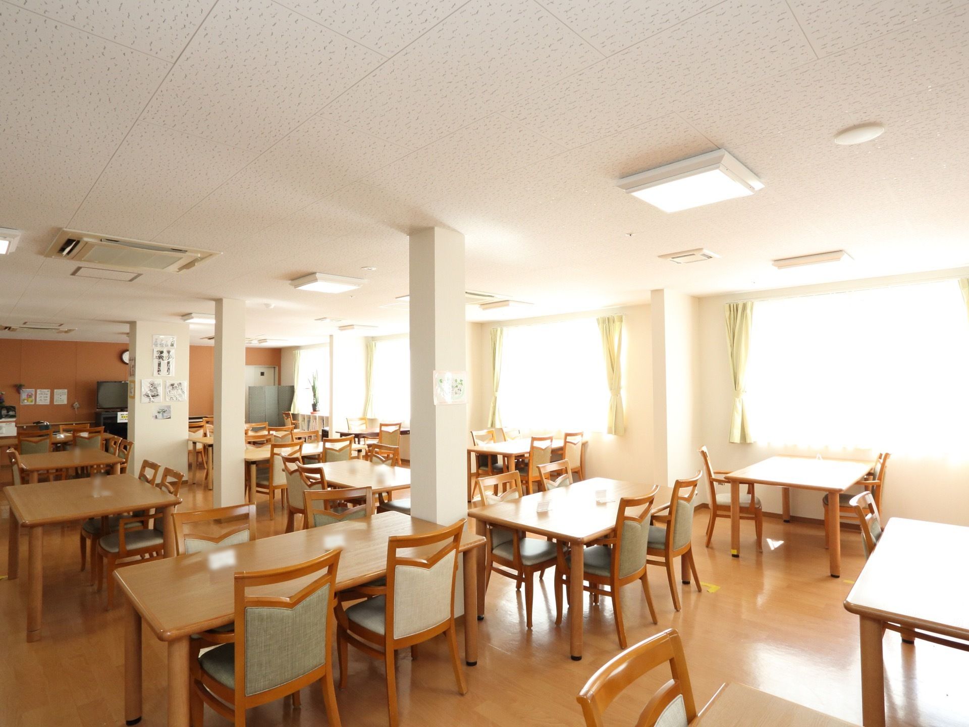 食堂はいつご利用いただいてもお待ちいただかないよう、テーブルセットを多数配置。窓も大きく窓際の席は外光が差し込みとても明るい。