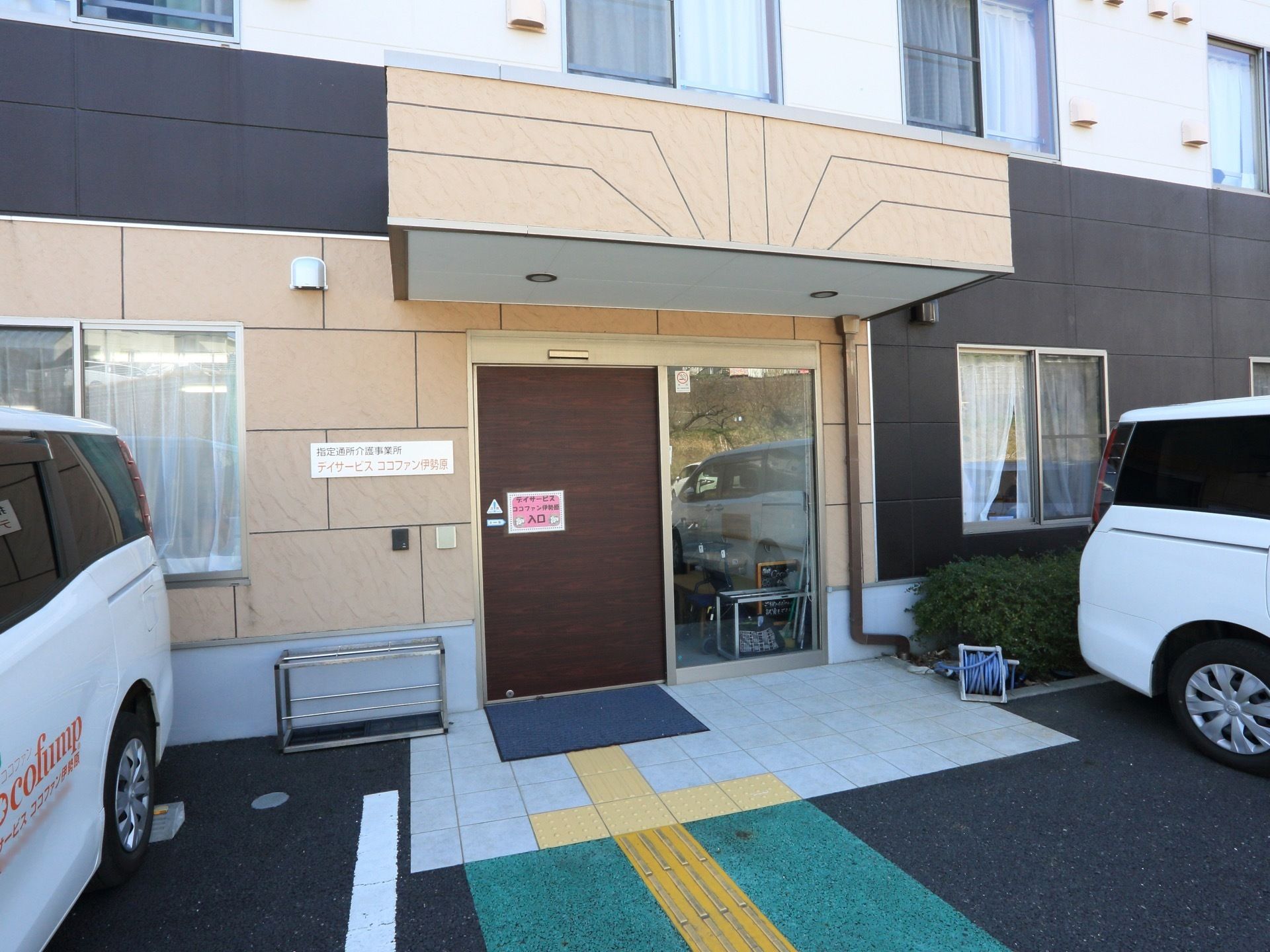 入口横には傘立てを用意している。駐車スペースもすぐにあり、段差もないので車椅子をご利用の方の車での送迎時も安心してご来館いただける。