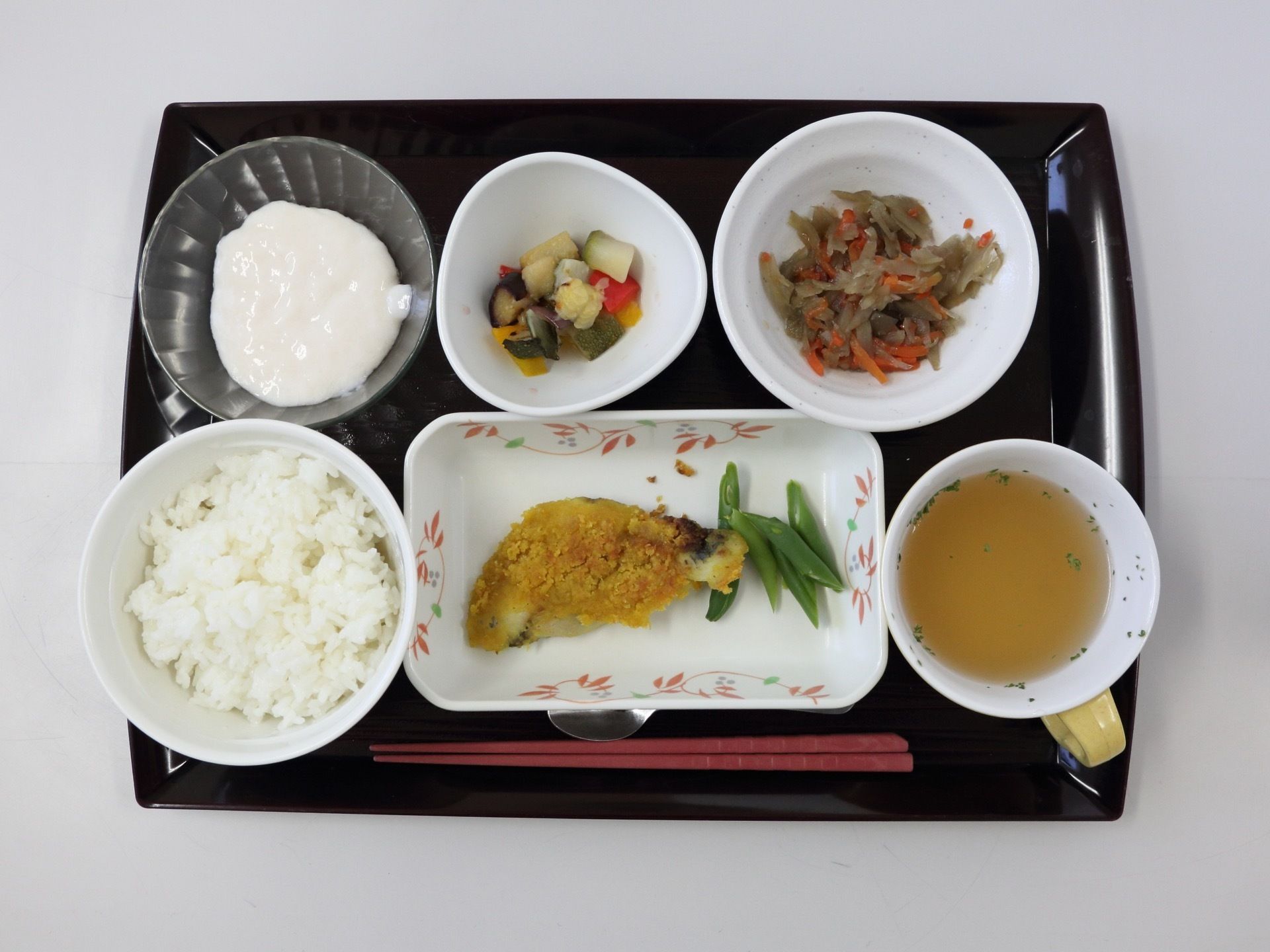 ご飯と魚、ごぼうのきんぴらと和食中心のメニューになっている。スープ皿は持ちやすいように取っ手が付いている。