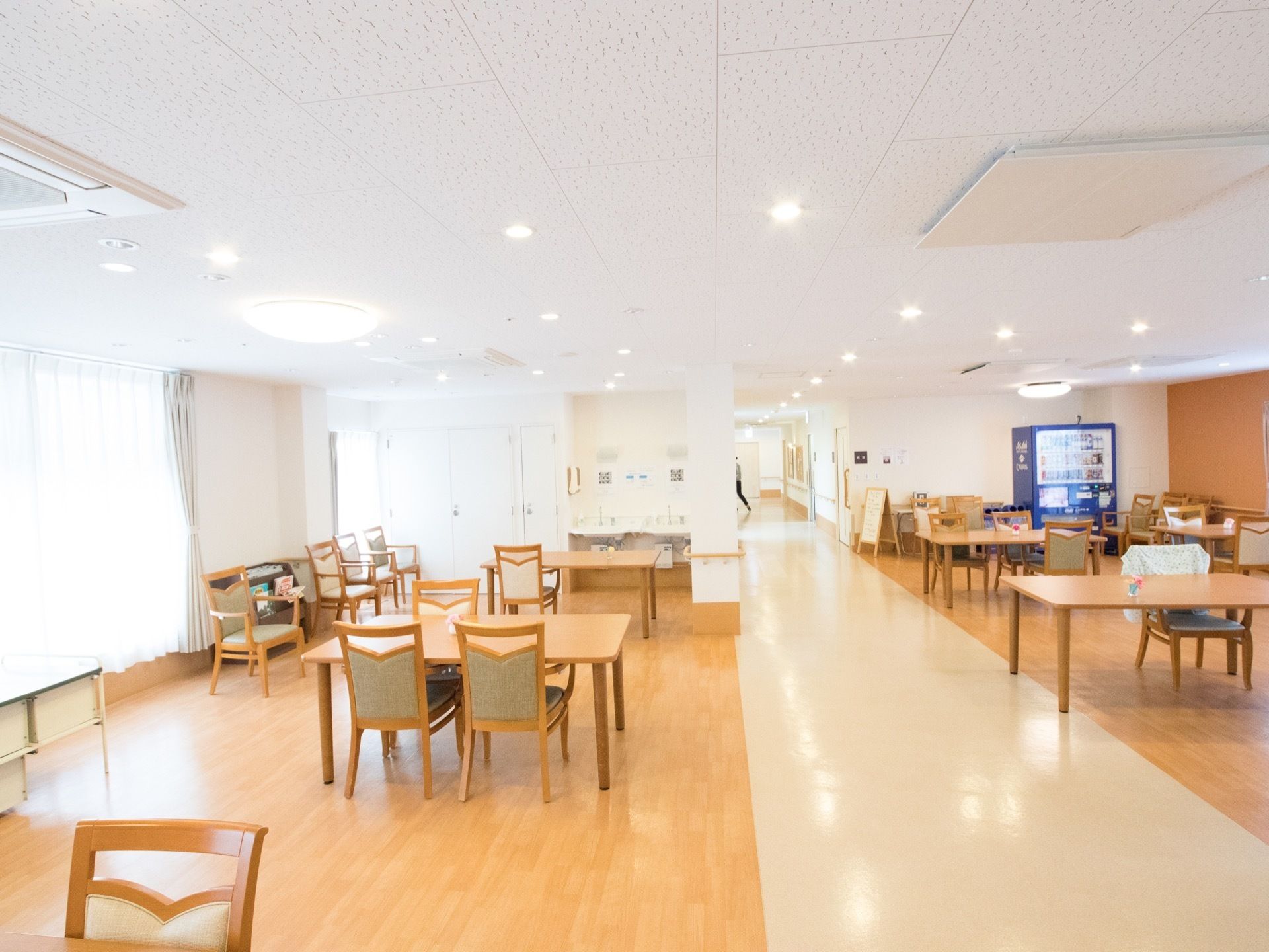 食堂を分断するように通路が広く設けてある。室内は広々としていて、テーブル同士の距離も広いので、くつろいで食事をすることができる。