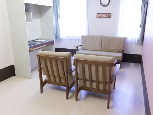 ミニキッチンとソファ