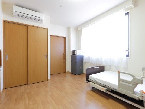 「ココファン大袋」居室。プライバシーがきっちりと守られた完全個室空間となっています。
