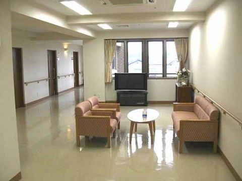 各階に、ゆったりとしたソファとテレビが設置されている。入居者様でも来訪者様でも、自由にご利用いただけるスペース。