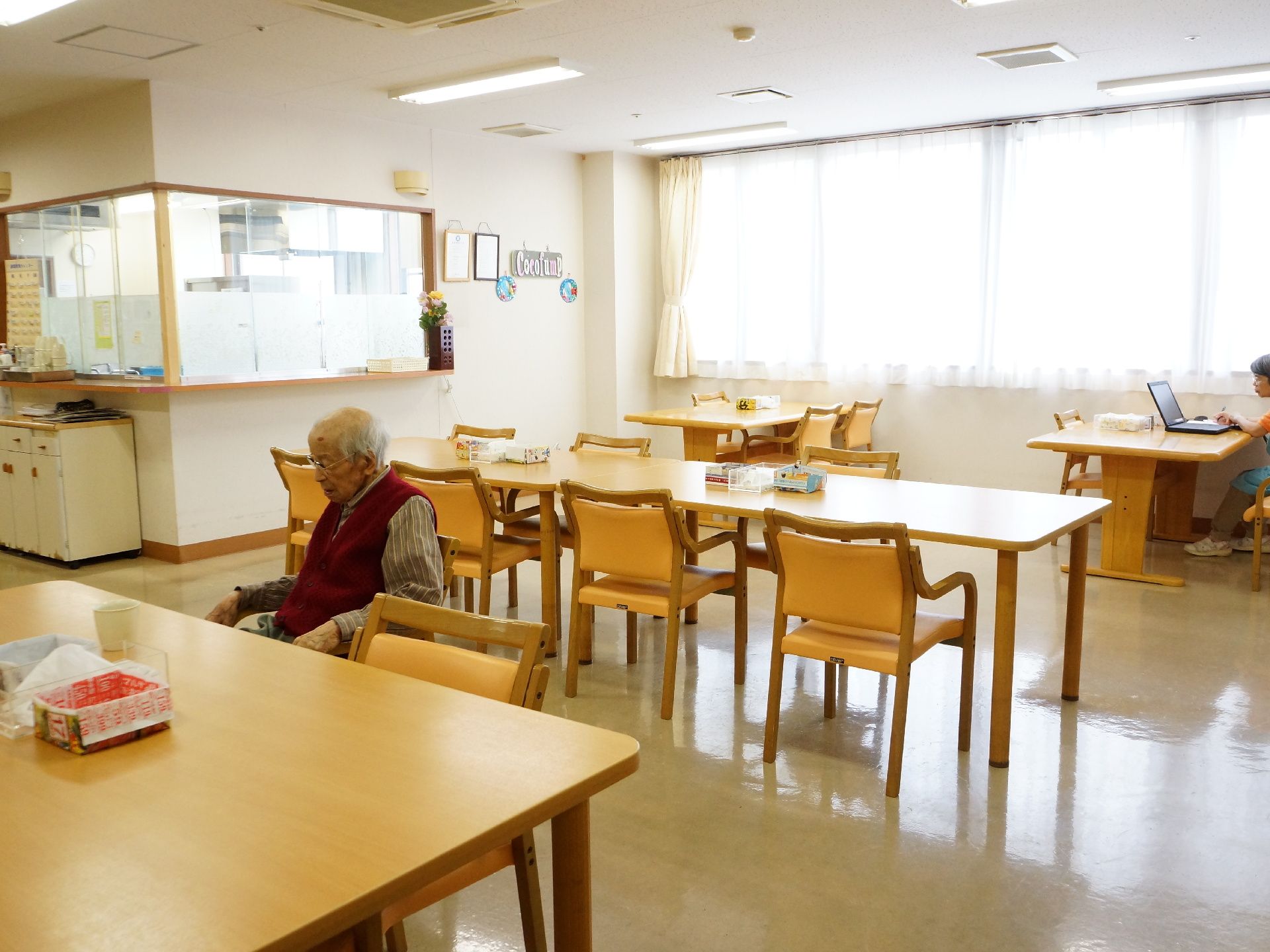 大広場は広々とした空間で、とてもゆったりくつろげる環境が整っている。パソコンを利用する環境も整っており、快適な生活を支援する。
