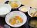 施設では栄養のバランスの考えられた食事が用意される。野菜や温かいおかずなど色合いもよい食事となっている。