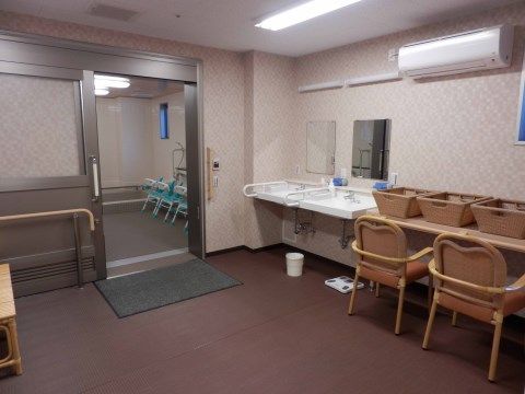 「ココファン岸谷公園」脱衣所・大浴場。こちらで衣服をお脱ぎになり、浴室へどうぞ。