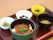 主食、汁物、おかず、デザートの食事内容。色どり良く、野菜等は適度な大きさに切られている。トレーや食器は無機質感のないものを使用。