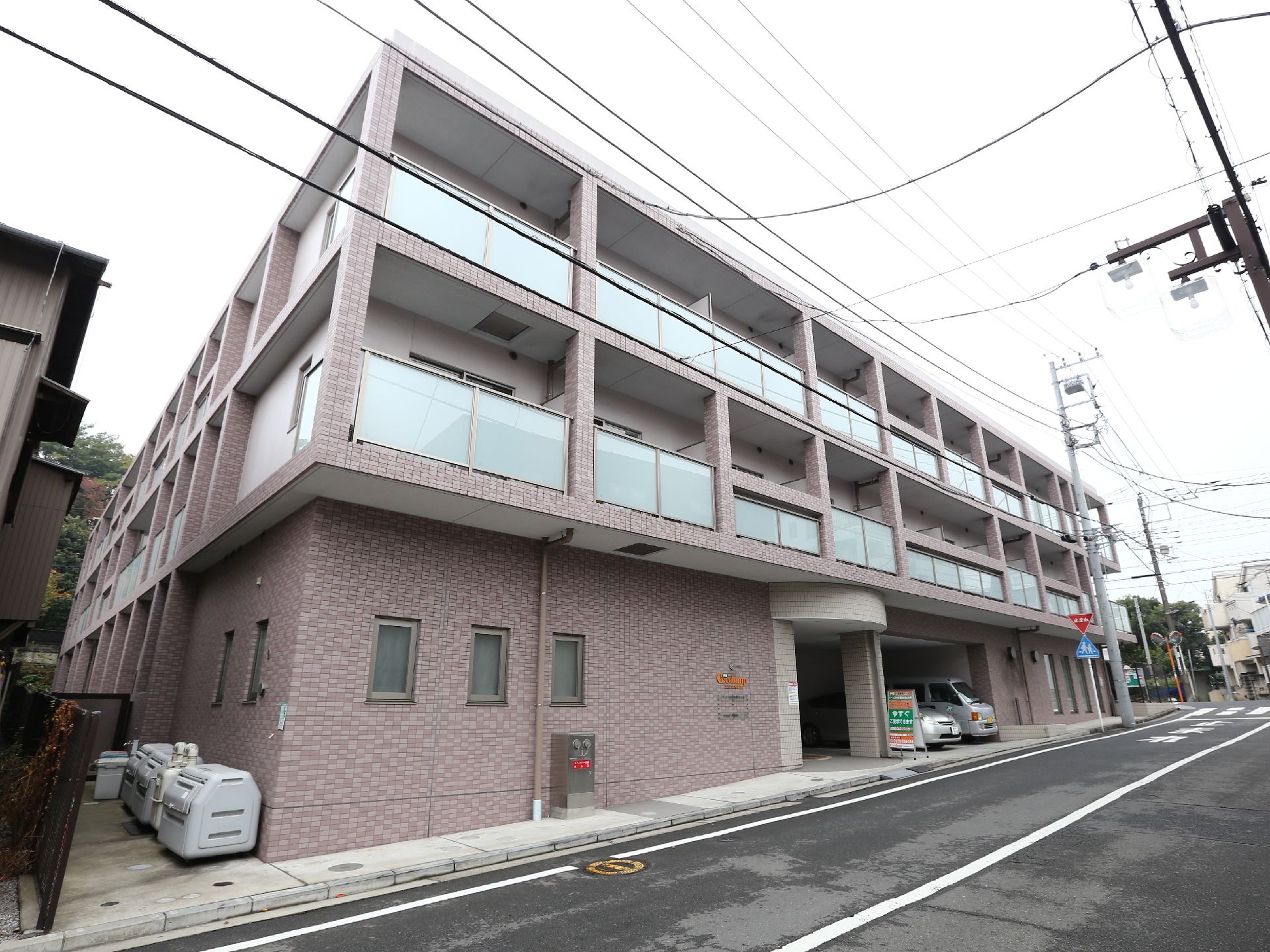 「ココファン岸谷公園」外観。当施設は24時間365日、皆さんのご入居を心よりお待ちしています。