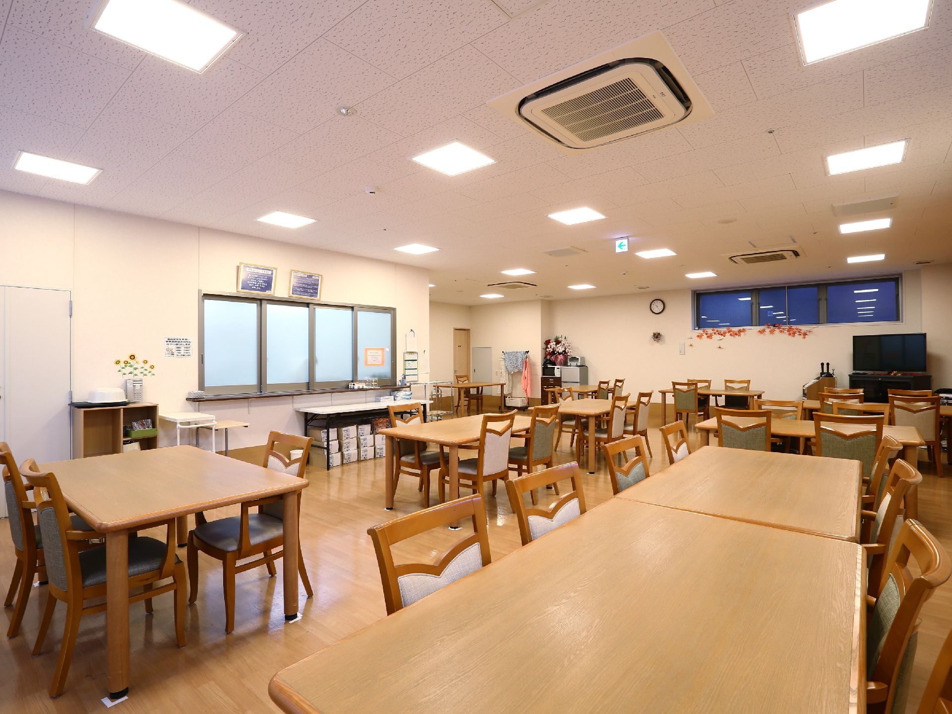「ココファン岸谷公園」リビング・ダイニング。スタッフ一同、皆様のご入居をお待ちしています。