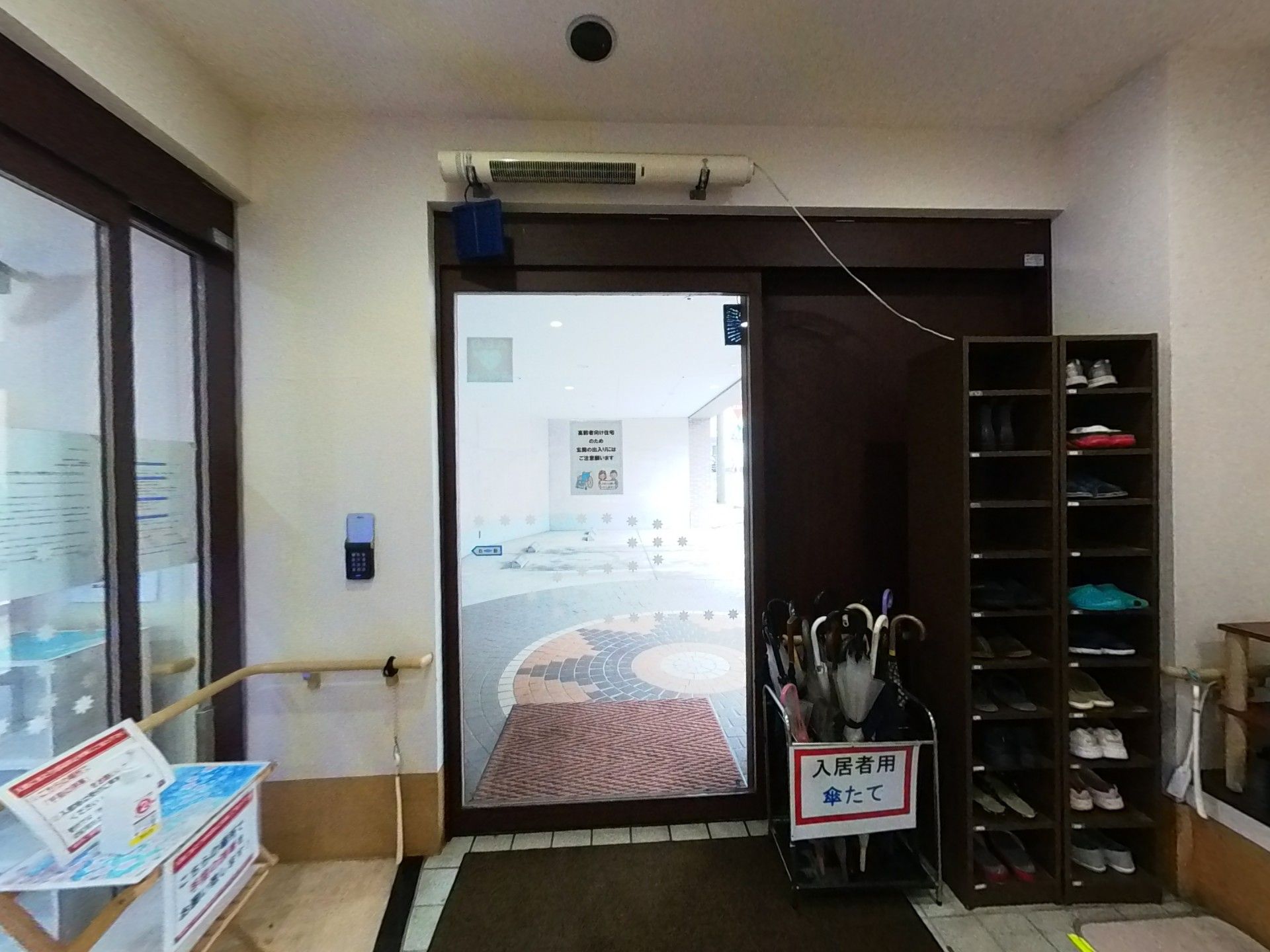 靴箱や傘立てが設置された玄関