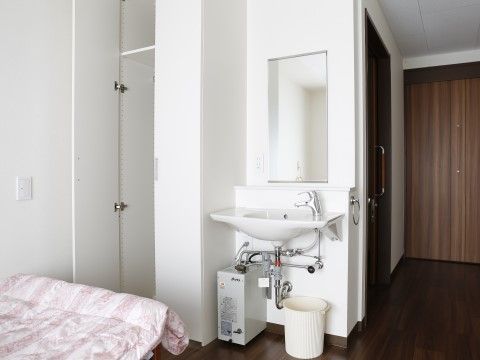 ココファン川口榛松の居室。完全個室制となっている居室は収納や洗面台のついた快適な環境となっております。