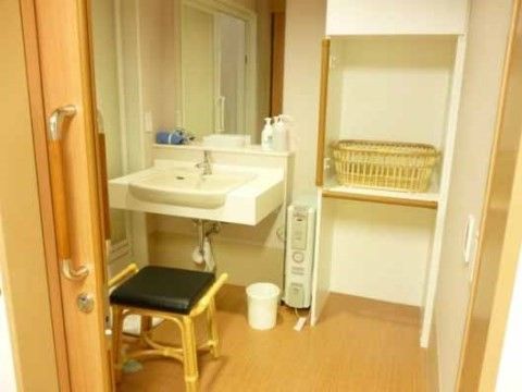ココファン川口榛松の脱衣所。無理のないご入浴をしていただきたく、脱衣所には椅子や休憩出来るスペースを確保しております。