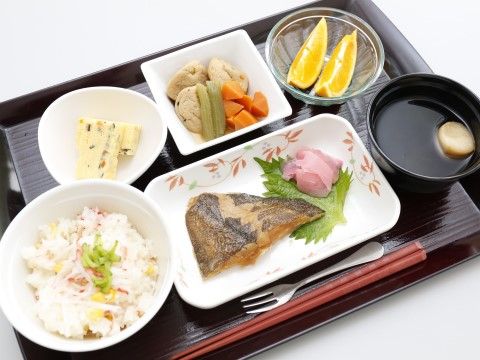 米飯、汁物、メイン、小鉢2品、デザートの食事。お皿は色や模様大きさで変化がつけてある。おかずは野菜などで色鮮やかである。