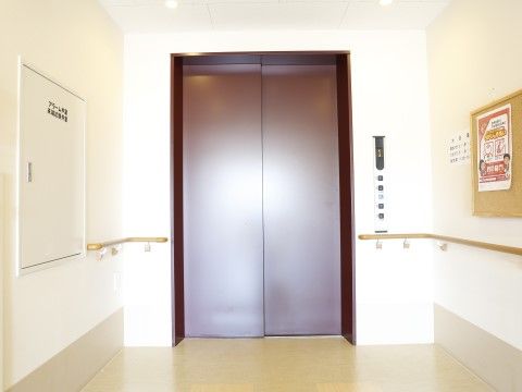 ココファン川口榛松のエレベーター。緊急時に備えたスムーズな移動を可能にするためエレベーターを完備しております。