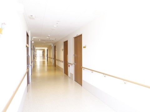 ココファン川口榛松の廊下。ご通行が不安な方はスタッフがお手伝いしますのでお気軽にお申し付けください。