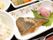 メインの煮魚としその上にショウガが添えてある。お皿は平凡ではなく、柄がついた家庭的なものを使用している。
