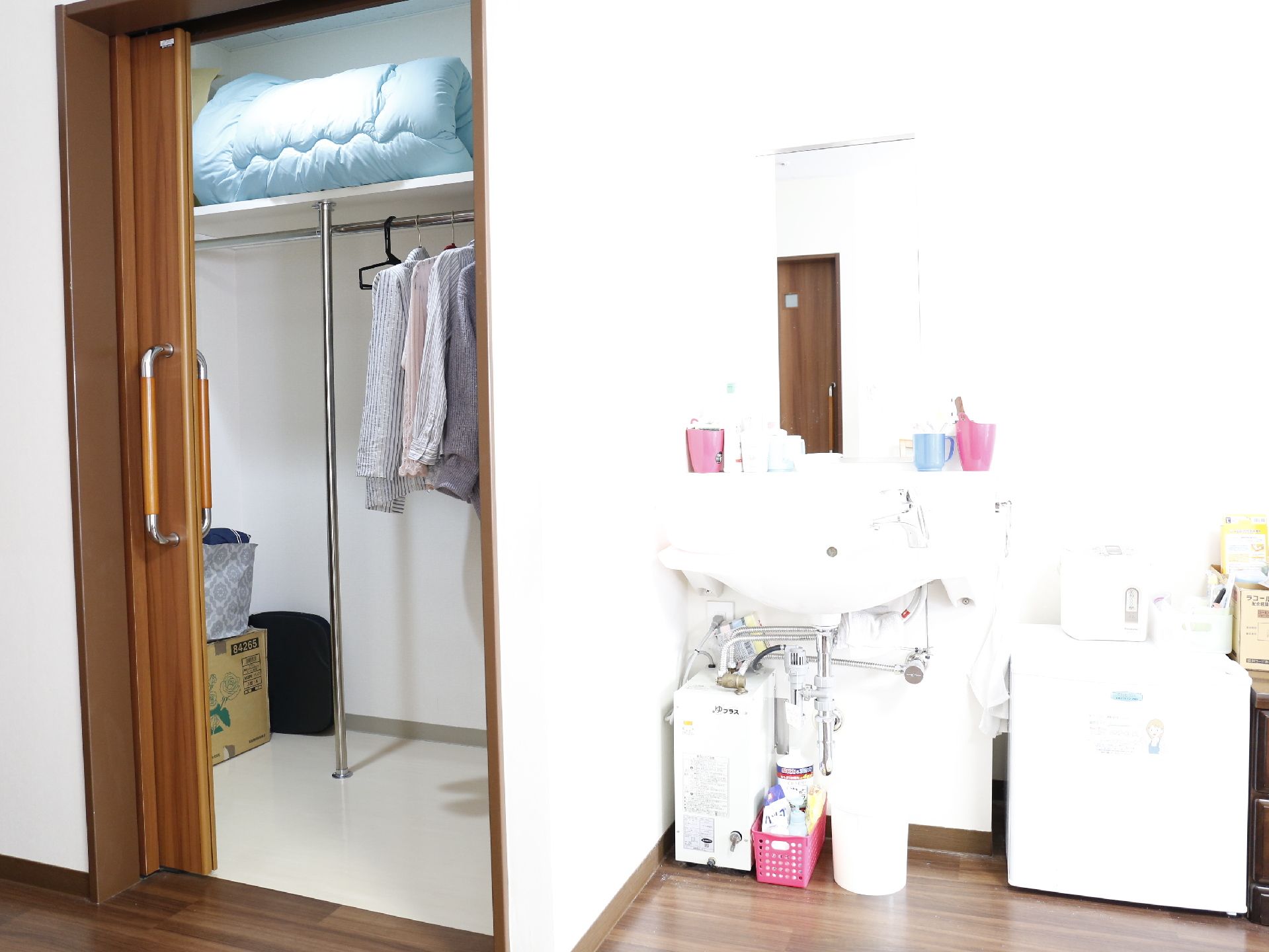 洗面台の鏡の下が棚になっており、歯ブラシやコップ等が置けるようになっている。収納がウォークインクローゼットになっている。