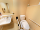 介護施設内のトイレと洗面所