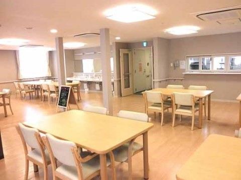 中央に黒板でメニューが掲示されているダイニングルーム