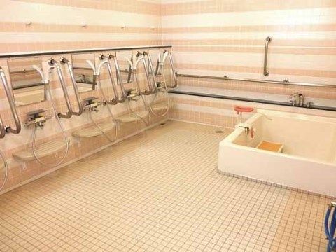 複数のシャワーと広い浴槽がある。浴槽へ安全に出入りできるように、浴槽内に踏み台と浴槽のふちには手すりが設置されている。