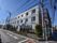 三階建ての丈夫な建物である。道路に面して居室があるため日差しが差し込む。道路面の１階居室前には植え込みがあり目隠しの役割をしている。