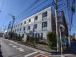 三階建ての丈夫な建物である。道路に面して居室があるため日差しが差し込む。道路面の１階居室前には植え込みがあり目隠しの役割をしている。