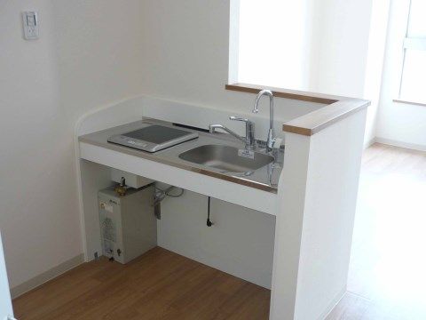 居室に備え付けられたキッチンには、洗い物をする場所があり、一口の電気調理器が置いてある。自慢の料理を振る舞う機会も作れる。