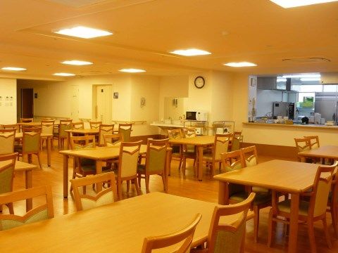 共有の洗面所や電気製品が置いてある。入居者様が集まり食事を取るので、顔見知りや友人を作る機会もある。