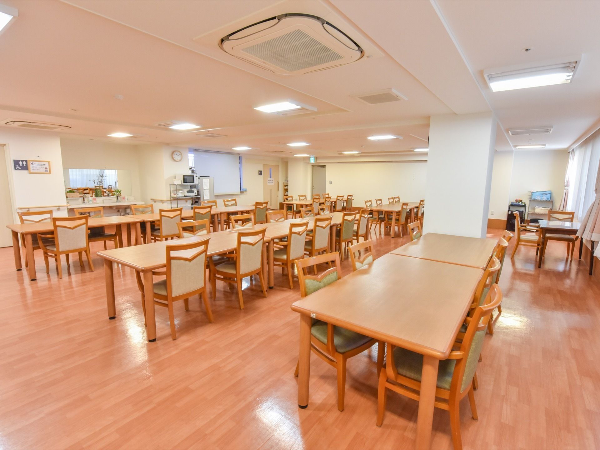食堂には洗面台が２台設置されている。トイレも近くにある。食堂は約50名が一緒に食事をすることができる広さがある。