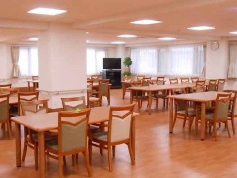 「ココファン新座石神」の食堂。栄養管理士監修の食事。