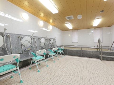 「ココファン新座石神」の大浴場。広い浴槽。
