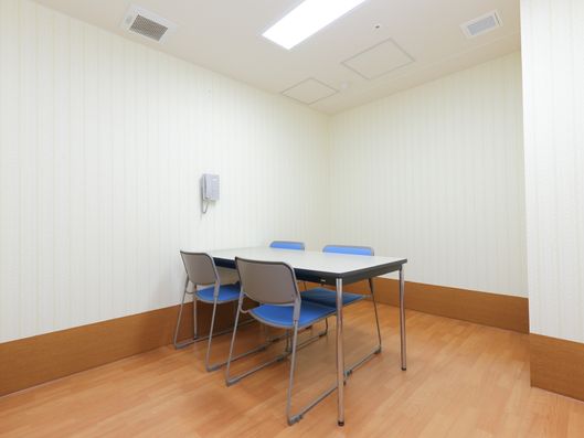 机とイスの部屋