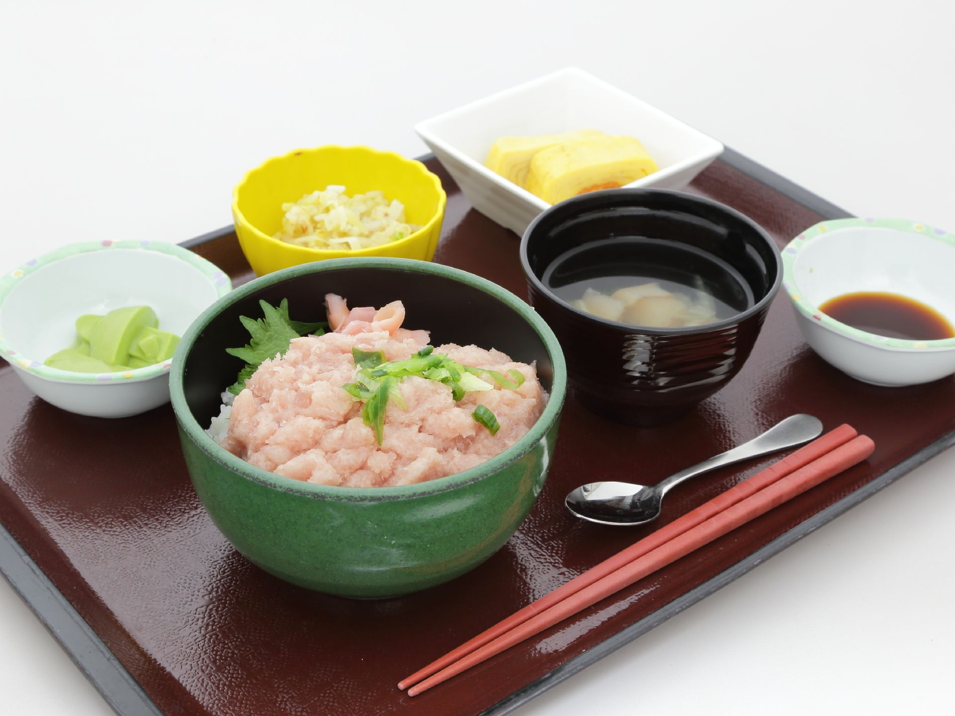 食事は栄養バランスだけでなく、見た目にもこだわっている。この日は魚介類の丼と汁物、副菜が3品ついている。