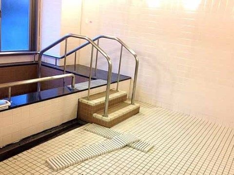 「ココファン春日部」の浴室。脚を伸ばして寛げる大浴場。