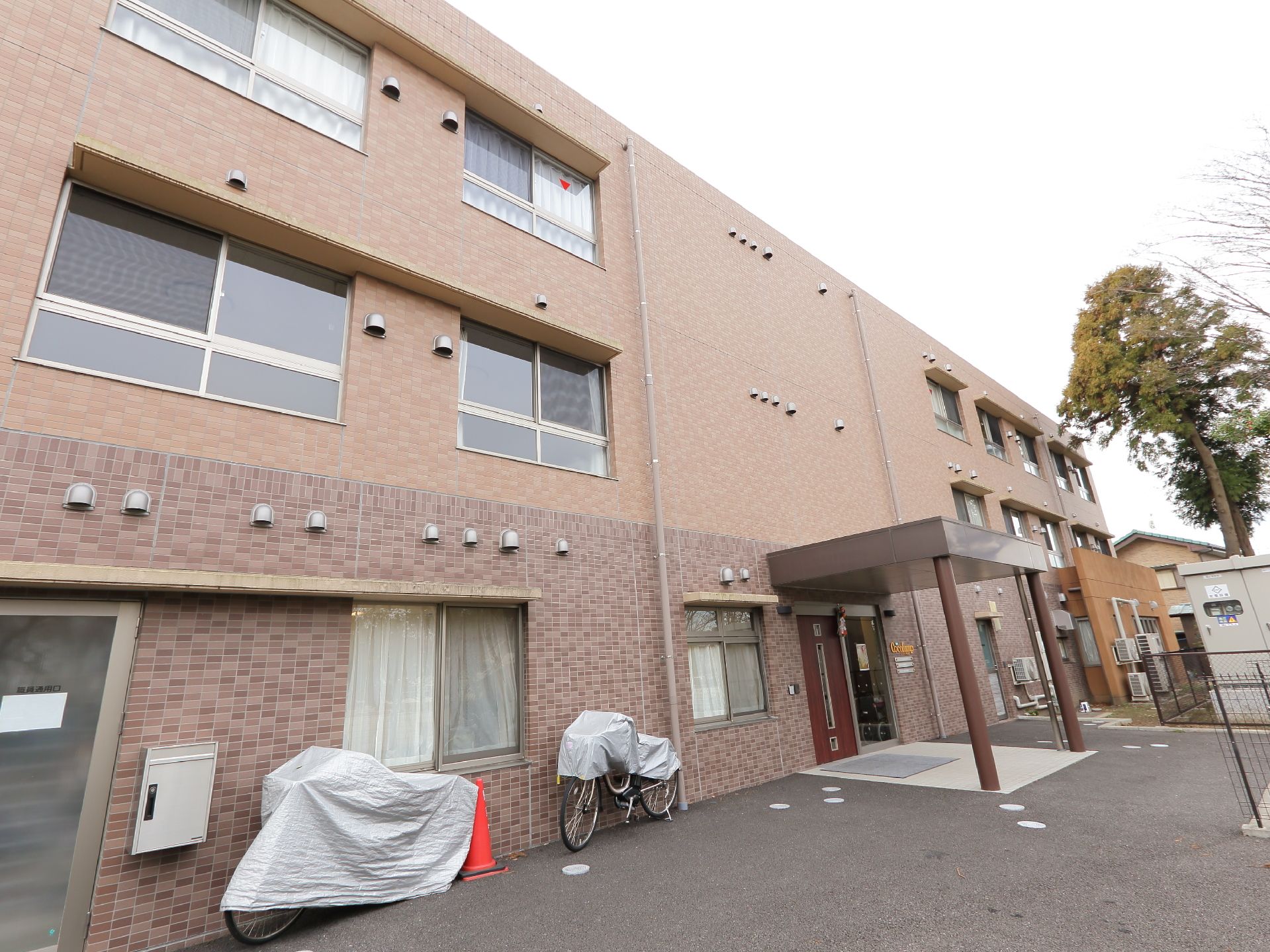 施設の入口には屋根があり、雨の時などはここで一回休んでからゆっくり入口のドアへ進むことができる。職員用入口も別にある。