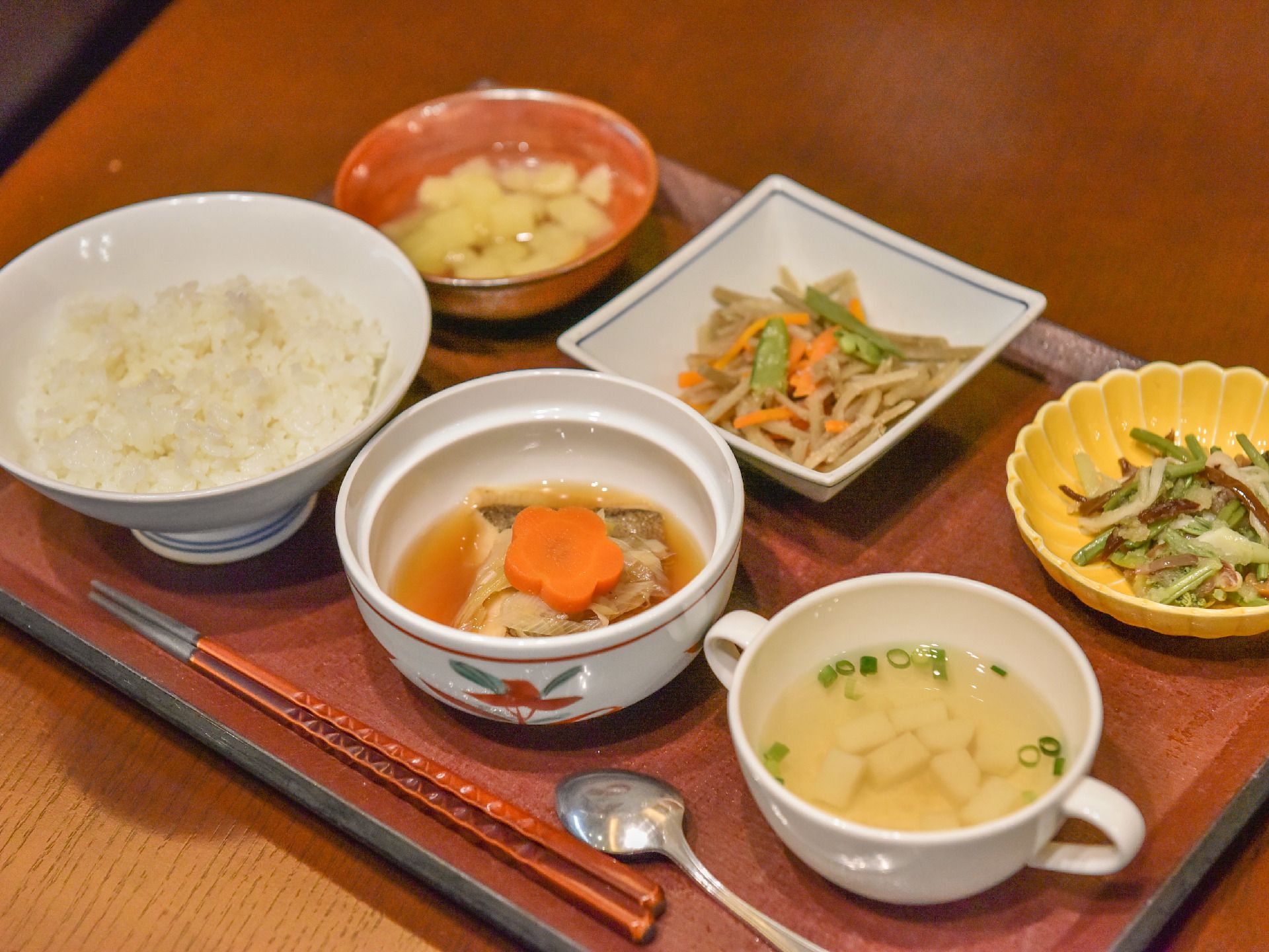 食事のメニューは、主食の他にも小皿に入ったおかずが何品かあり、旬の野菜を使っていて栄養バランスもよい。