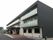 外観は黒と白に塗り分けられた３階建ての建物である。玄関前から建物に沿って幅の広いスロープになっている。