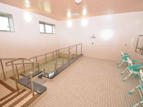 浴室に完備されている浴槽の周囲や洗い場には手すりが設置され、バスチェアーが置かれている。安全に配慮された浴室で、入浴をお楽しみいただける。