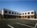 2階建てで角ばった2色の建物が特徴的な施設。建物の目の前には駐車スペースがあり、入居者様の負担を軽減する。