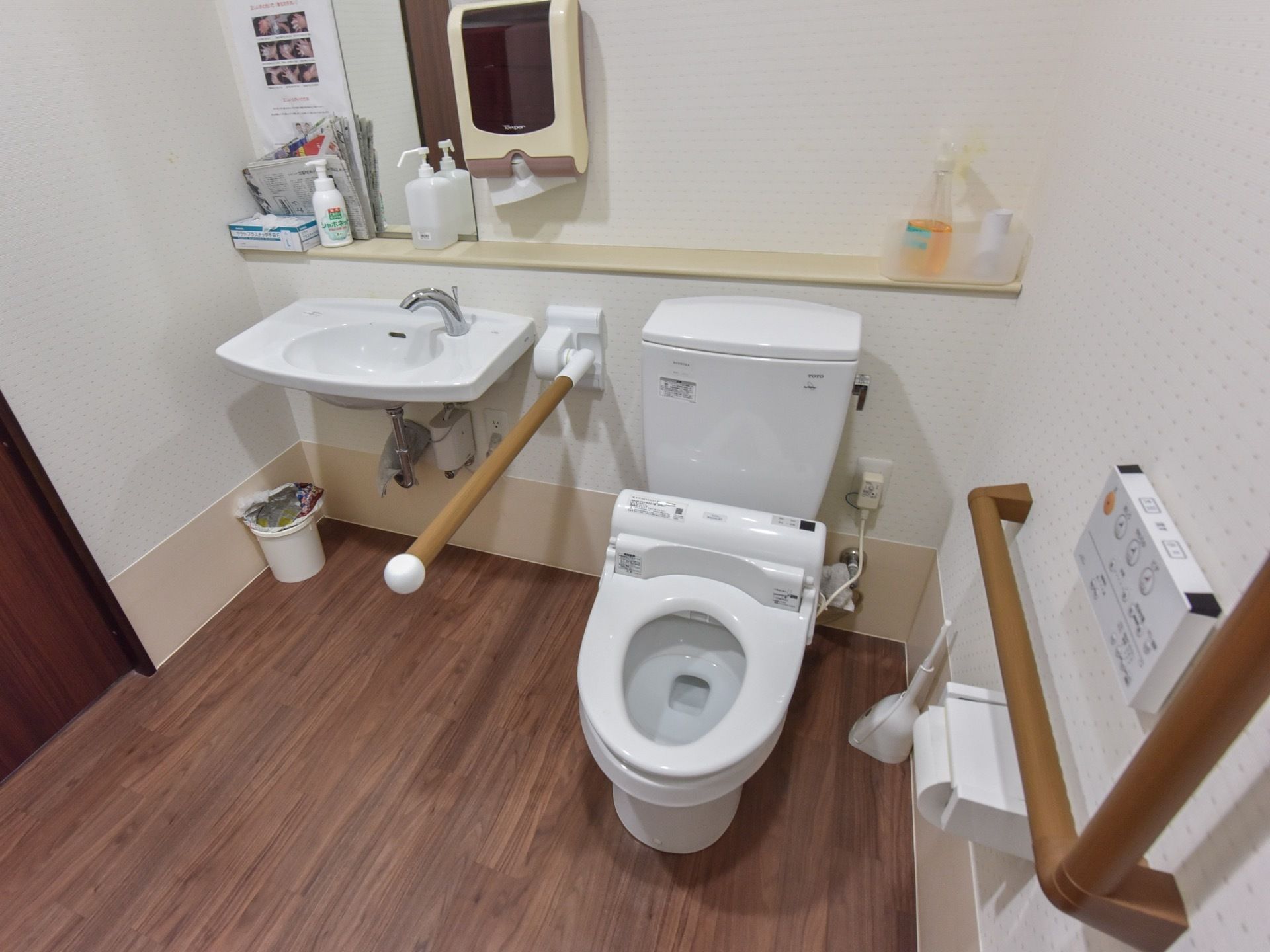 トイレは広々としており、清潔感にあふれており、気持ちよく利用できる。便座の両側に手すりがあり、安全に移動できる。