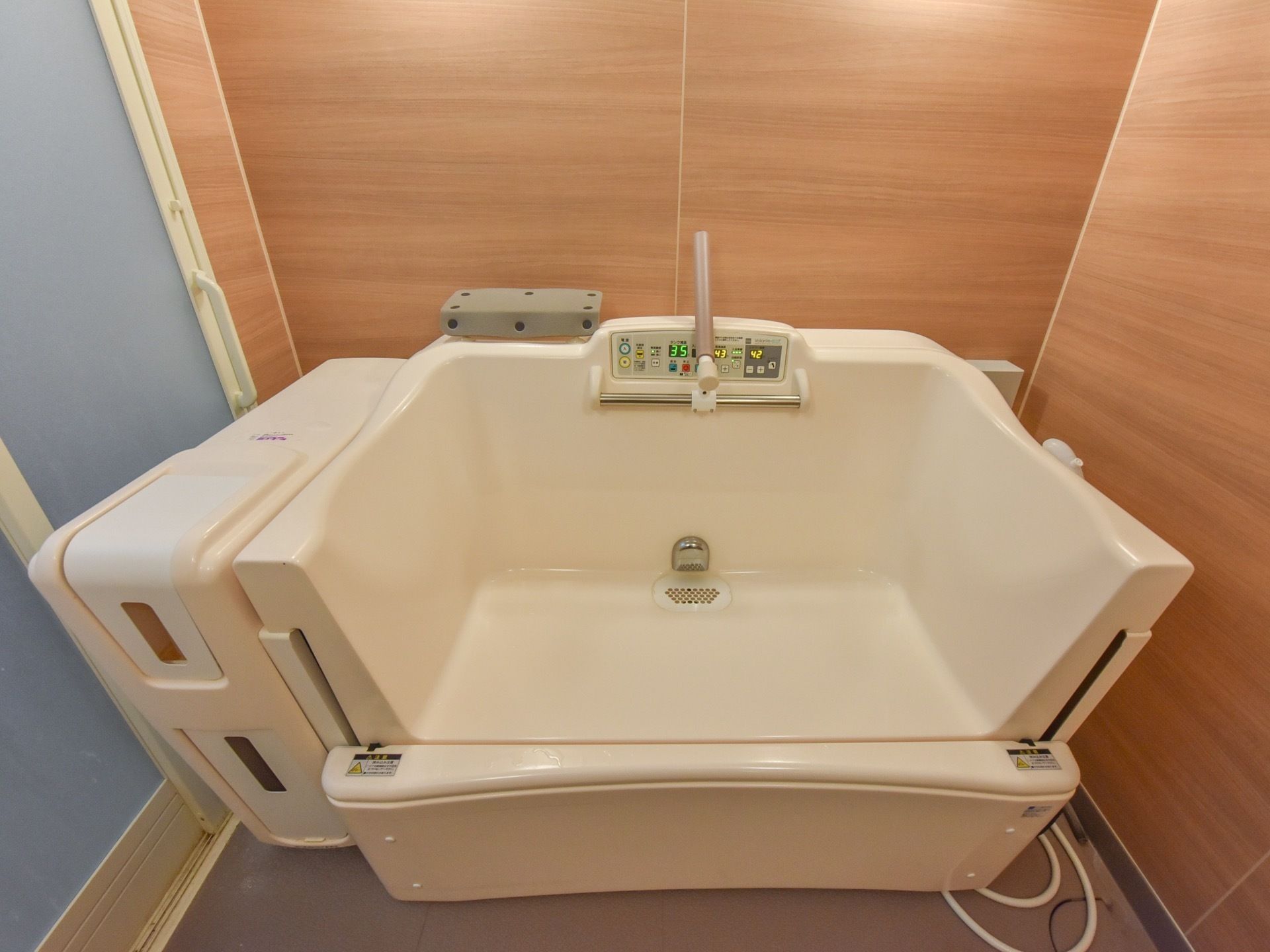 浴室は清潔感があり、気持ちよく利用できる。入居者様に合わせて、機械浴が可能。ゆっくりとした時間を過ごせる。